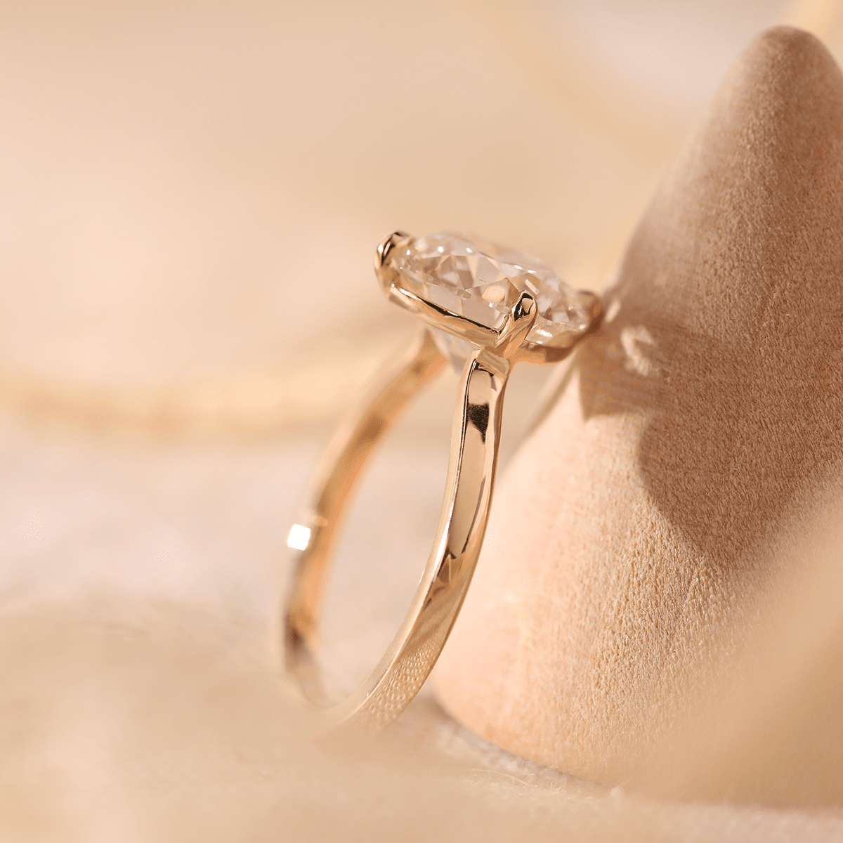 Round Cut Diamond 4 - Claw Prong Solitaire Engagement Ring — Minimalist Design - FIORESE JEWELRY